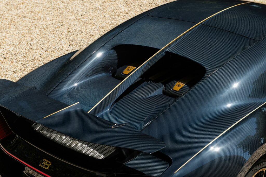 Motor W16 de 8.0 litros del Bugatti Chiron L’Ébé con cubierta personalizada en acabado dorado de alta precisión | EUROPA COCHE Y VALLTRO